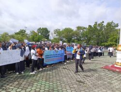 Polres Waykanan Melaksanakan Pengamanan Aksi Damai Persatuan guru honorer di halaman Lapangan kantor Bupati Waykanan-R3-R2