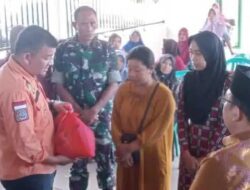 Kepala BPBD Way Kanan, Sufrianto serahkan santunan kepada korban sambaran petir.
