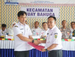 Pemerintah Kabupaten Way Kanan menggelar Musyawarah Perencanaan Pembangunan (Musrenbang) Tahun 2026 tingkat Kecamatan Buay Bahuga, Rabu (11/02/2026). Kegiatan dibuka oleh Asisten Bidang Pemerintahan dan Kesejahteraan Rakyat, Ixuan Akhmadi, S.Sos., M.M., sebagai forum strategis penyusunan prioritas pembangunan dalam Rencana Kerja Pemerintah Daerah (RKPD) Tahun 2027. Tema pembangunan Tahun 2027 yang diusung adalah “Peningkatan Kualitas Sumber Daya Manusia dan Penguatan Ekonomi Lokal yang Didukung Konektivitas Infrastruktur dan Layanan Dasar Berkelanjutan.” Tema ini dijabarkan ke dalam lima prioritas daerah, yakni peningkatan kualitas pendidikan dan kesehatan serta percepatan penurunan stunting, penguatan ekonomi berbasis potensi lokal dan UMKM, peningkatan konektivitas infrastruktur, tata kelola pemerintahan berbasis digital, serta pengelolaan lingkungan hidup yang berkelanjutan. Dalam forum tersebut juga disampaikan capaian Indeks Desa (ID) Tahun 2025 di Kecamatan Buay Bahuga. Rata-rata Nilai Indeks Desa mencapai 80,16, melampaui rata-rata kabupaten sebesar 77,67. Dari 10 kampung, 5 berstatus Mandiri dan 5 berstatus Maju, tanpa ada lagi kampung Berkembang maupun Tertinggal. Kampung Bumiharjo mencatat skor tertinggi 85,83, disusul Kampung Punjul Agung dengan 85,20. Selain penguatan pembangunan, pemerintah kecamatan dan kampung diminta meningkatkan kesiapsiagaan menghadapi potensi bencana hidrometeorologi melalui normalisasi drainase, optimalisasi embung desa, serta peningkatan kewaspadaan terhadap banjir. Gerakan penghijauan di area kritis juga kembali ditekankan sebagai bagian dari komitmen pembangunan berkelanjutan. Di tengah keterbatasan fiskal akibat penurunan Transfer ke Daerah sebesar Rp164 miliar pada Tahun 2026, Pemerintah Kabupaten memprioritaskan belanja wajib dan pelayanan dasar, sekaligus terus mendorong peningkatan PAD dan sinergi dengan pemerintah provinsi maupun pusat untuk memastikan pembangunan tetap berjalan optimal menuju Way Kanan Mandiri dan Sejahtera.