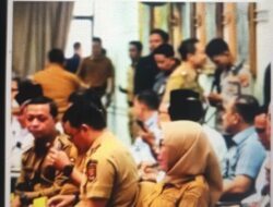 Bupati way kanan ayu asal Asiyah, s. Ked. Bersama Kepala badan perencanaan pembangunan daerah. Hendri syahri
